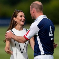 Kate Middleton tampak memeluk dan mengecup pipi sang suami setelah tim Pangeran William memenangkan turnamen. Foto: Getty Images