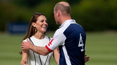 Momen Langka Pangeran William dan Kate Middleton Pamer Kemesraan di Publik