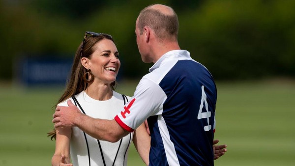Momen Langka Pangeran William dan Kate Middleton Pamer Kemesraan di Publik