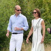 Sementara Pangeran William, sebelum berganti ke baju seragam, tampil casual memakai setelan kemeja biru, celana putih dan sneakers. Foto: Getty Images