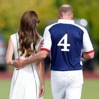 Keduanya kemudian berjalan di lapangan dengan Pangeran William melingkarkan tangannya di pinggang Kate Middleton. Foto: Getty Images