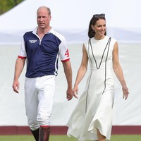 Pangeran William dan Kate Middleton hadir di pertandingan polo untuk amal di Guards Polo Club, Egham, Inggris, pada Rabu (6/7/2022). Sang Pangeran pun ikut serta dalam pertandingan tersebut. Foto: Getty Images