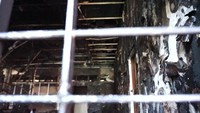 Seluruh isi ruangan baik bangku hingga plafon atap tampak hangus terbakar. Foto: dok UNS