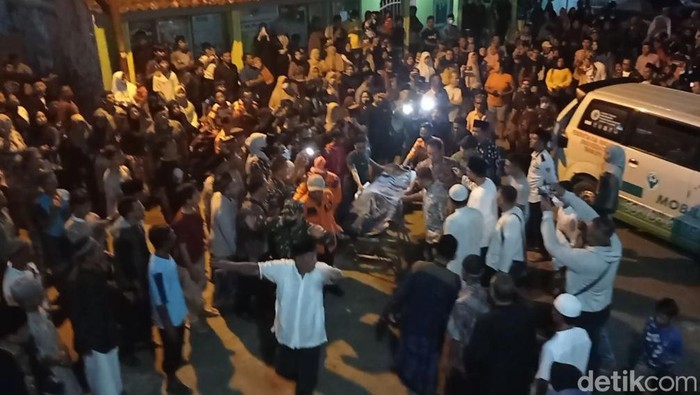 Kedatangan jenazah korban tenggelam di pantai Legokjawa Pangandaran.