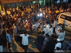 Tangis Keluarga Sambut Kedatangan 3 Korban Tenggelam di Pantai Legokjawa