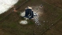 Salah satu dari lima monolit yang ada di lokasi hancur.  Serpihan monolit juga tampak tersebar di atas tanah di sekitar monumen. (GA Bureau of Investigation/Reuters)