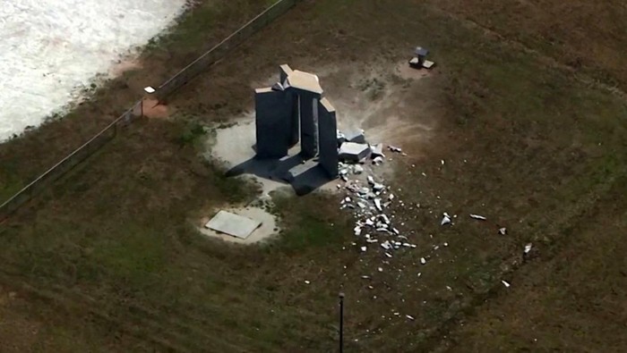 Kondisi Monumen 'Stonehenge' AS Usai Diledakkan Orang Tak Dikenal Sebuah ledakan mengguncang Georgia Guidestones, monumen batu granit aneh yang dijuluki penduduk lokal sebagai 'Stonehenge-nya Amerika'. Monumen itu pun rusak parah.