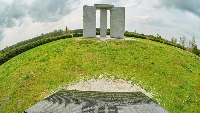 Sebuah ledakan mengguncang Georgia Guidestones, monumen batu granit aneh yang dijuluki penduduk lokal sebagai 'Stonehenge-nya Amerika'. Monumen itu pun rusak parah.