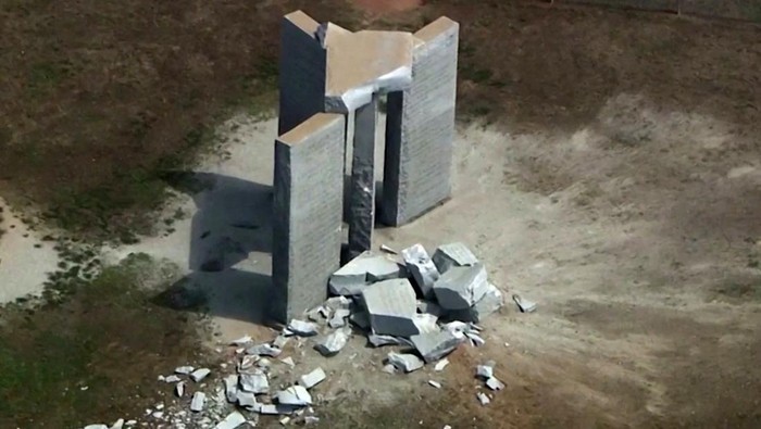 Kondisi Monumen 'Stonehenge' AS Usai Diledakkan Orang Tak Dikenal Sebuah ledakan mengguncang Georgia Guidestones, monumen batu granit aneh yang dijuluki penduduk lokal sebagai 'Stonehenge-nya Amerika'. Monumen itu pun rusak parah.