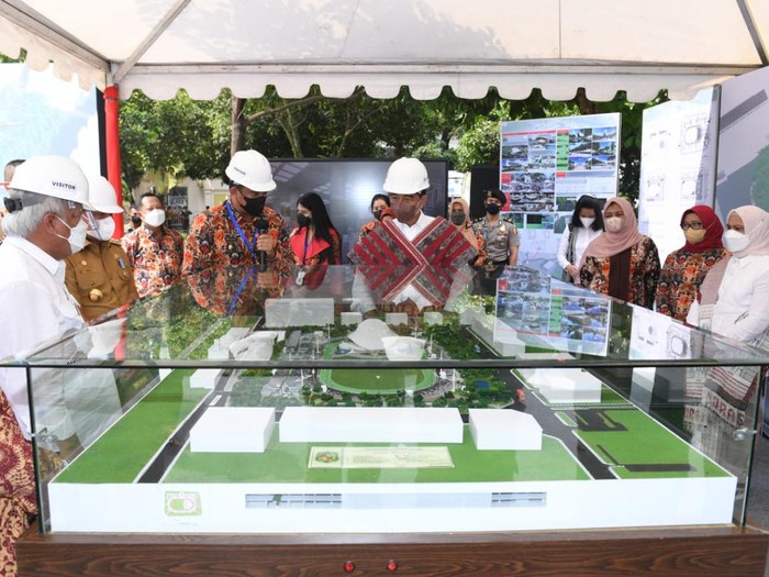 Bobby saat menjelaskan konsep revitalisasi Lapangan Merdeka Medan ke Presiden Jokowi. (Rusman - Biro Pers Sekretariat Presiden)