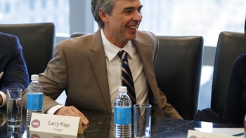 Tampak saat itu dia memakai setelan jas resmi membahas perkembangan teknologi Amerika Serikat bersama Donald Trump. Foto: Associated Press