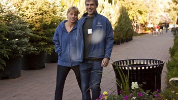 Bersama sang istri, Lucinda Southworth dalam foto yang diambil tahun 2010. Mereka menikah pada tahun 2007 dan dikaruniai 2 orang anak. Foto: Associated Press