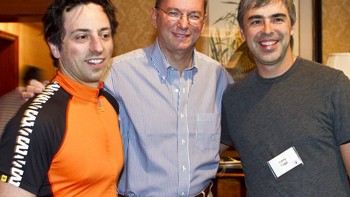 Kalian tak pernah melihat Larry Page. Brin seenggaknya masih ada di dunia ini, saya kemudian menjumpainya di sebuah restoran di San Francisco, tapi Page itu seperti hantu, sebut jurnalis The Verge, Casey Newton. Sampai saat ini, Page tak pernah lagi muncul di media atau di tempat umum. Foto: Associated Press