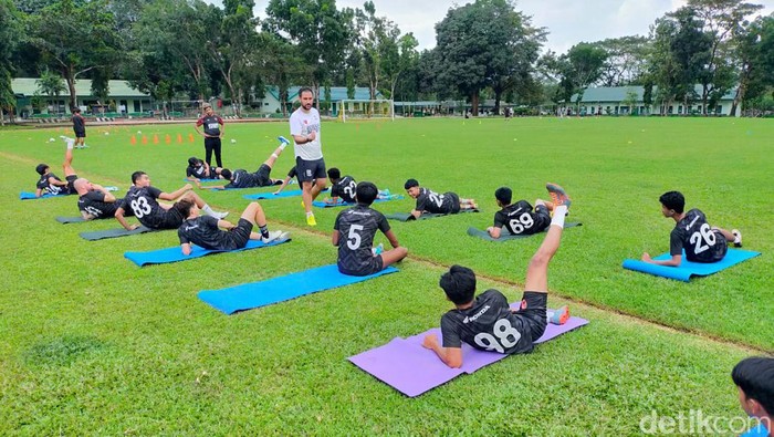 Latihan PSM Makassar di Lapangan Yonzipur Maros.