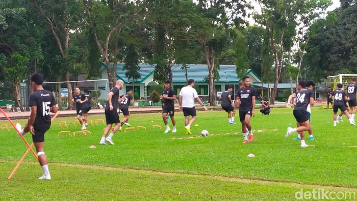 Latihan PSM Makassar di Lapangan Yonzipur Maros.