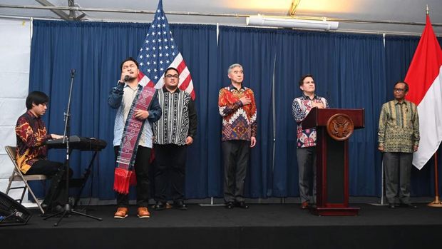 Leon Travis saat tampil di Kedubes Amerika Serikat.