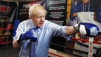Boris Johnson berpose menggunakan sarung tinju di sebuah sasana di Manchester, Inggris, 19 November 2022. Pemilihan pimpinan Partai Konservatif akan dilakukan pada musim panas ini. Dengan demikian, pengganti Johnson baru akan terlihat pada Oktober 2022. (AP Photo/Frank Augstein)