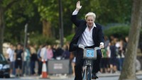 Boris Johnson melambai kepada media saat ia membantu meluncurkan skema penyewaan sepeda baru di London, Inggris, Jumat (30/7/2010). Saat itu, dia masih menjabat sebagai Wali Kota London. (AP Photo/Alastair Grant)