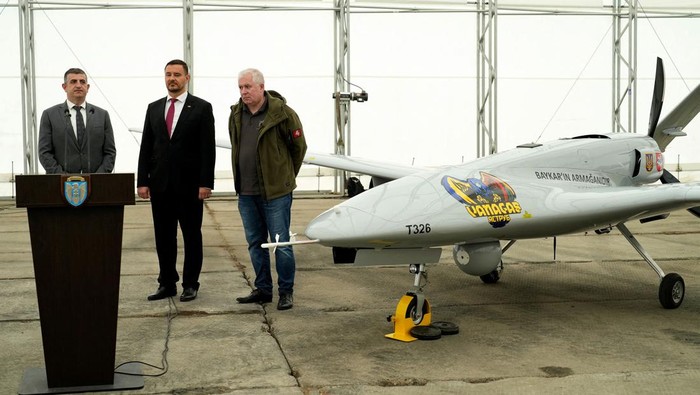 Lithuania Kirim Drone Canggih Bayraktar TB2 ke Ukraina Lithuania akan mengirimkan drone canggih buatan Turki ke Ukraina. Drone untuk membatu Ukraina melawan invasi Rusia tersebut adalah Bayraktar TB2.