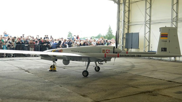 Lithuania Kirim Drone Canggih Bayraktar TB2 ke Ukraina Lithuania akan mengirimkan drone canggih buatan Turki ke Ukraina. Drone untuk membatu Ukraina melawan invasi Rusia tersebut adalah Bayraktar TB2.