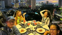Tak hanya sendiri, ia mengunjungi Lounge in The Sky juga bersama dengan food vlogger Farida Nurhan. Mereka makan sambil menikmati pemandangan kota Jakarta dari atas ketinggian. Foto: Instagram @lucintaluna_manjalita