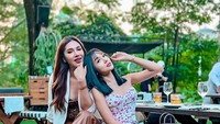 Bersama dengan sahabatnya, Lucinta Luna tampak menikmati hidangan di restoran berkonsep outdoor. Di meja makannya baru terjadi minuman. Foto: Instagram @lucintaluna_manjalita