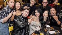 Bersama dengan sahabatnya, ini adalah momen pesta ulang tahun Lucinta Luna yang bertema nuansa hitam. Foto: Instagram @lucintaluna_manjalita