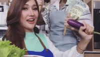 Tak hanya doyan kulineran, Lucinta Luna juga ternyata pandai memasak. Ia sering memperlihatkan kemampuannya dalam memasak di Instagramnya. Foto: Instagram @lucintaluna_manjalita