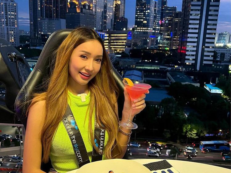 Ngeri Sedap! Momen Ekstrem Lucinta Luna Makan di Atas Ketinggian