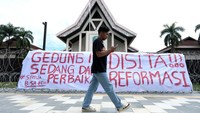 Mereka menuntut Pemerintah dan DPR membuka draft Rancangan Kitab Undang-Undang Hukum Pidana (RKUHP).