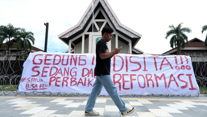 MAHASISWA PONTIANAK GUGAT RKUHP Sejumlah mahasiswa berunjuk rasa menggugat Rancangan KUHP di DPRD Provinsi Kalimantan Barat di Pontianak, Kalimantan Barat, Rabu (6/7/2022). Mereka menuntut Pemerintah dan DPR membuka draft Rancangan Kitab Undang-Undang Hukum Pidana (RKUHP) karena dinilai mengandung sejumlah pasal bermasalah yang merugikan publik, serta menyelesaikan konflik agraria berupa perampasan tanah dan kriminalisasi petani. ANTARA FOTO/Jessica Helena Wuysang/foc.
