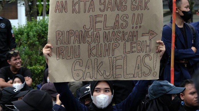 MAHASISWA PONTIANAK GUGAT RKUHP Sejumlah mahasiswa berunjuk rasa menggugat Rancangan KUHP di DPRD Provinsi Kalimantan Barat di Pontianak, Kalimantan Barat, Rabu (6/7/2022). Mereka menuntut Pemerintah dan DPR membuka draft Rancangan Kitab Undang-Undang Hukum Pidana (RKUHP) karena dinilai mengandung sejumlah pasal bermasalah yang merugikan publik, serta menyelesaikan konflik agraria berupa perampasan tanah dan kriminalisasi petani. ANTARA FOTO/Jessica Helena Wuysang/foc.