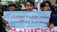 Sejumlah mahasiswa berunjuk rasa menggugat Rancangan KUHP di DPRD Provinsi Kalimantan Barat di Pontianak, Kalimantan Barat, Rabu (6/7/2022).   