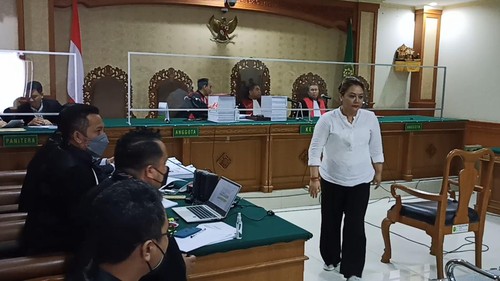 Mantan Bupati Tabanan, Ni Putu Eka Wiryastuti, menjalani lanjutan sidang korupsi DID Kabupaten Tabanan Tahun Anggaran 2018, di Pengadilan Tipikor Denpasar, Kamis (7/7/2022).