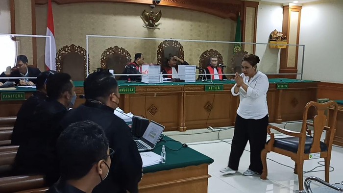 Mantan Bupati Tabanan, Ni Putu Eka Wiryastuti, menjalani lanjutan sidang korupsi DID Kabupaten Tabanan Tahun Anggaran 2018, di Pengadilan Tipikor Denpasar, Kamis (7/7/2022).