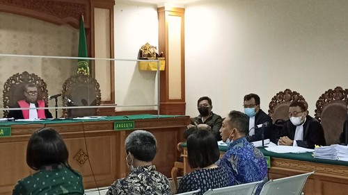 Mantan Kepala Bappelitbang Karangasem, I Made Sujana Erawan (kemeja biru), saat menjadi saksi dalam sidang korupsi DID Tabanan, Kamis (7/7/2022).