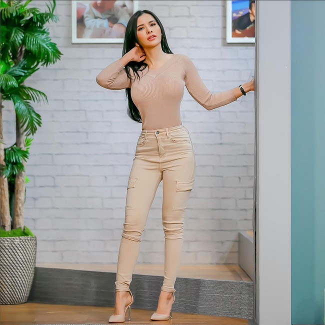 Maria Vania kerap tampil seksi baik saat menjalani profesinya sebagai presenter maupun foto OOTD di Instagram. Tubuh berisi dengan pinggang ramping membuatnya punya body goals yang diidamkan banyak wanita. Foto: Instagram/@maria_vaniaa