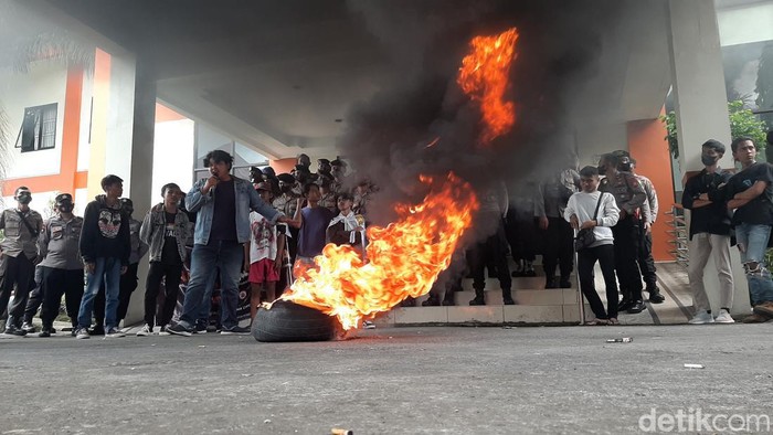Massa membakar ban bekas di halaman Kantor DPRD Kabupaten Tasikmalaya