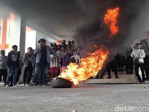 Kericuhan Warnai Demo Tolak RKUHP di Tasikmalaya