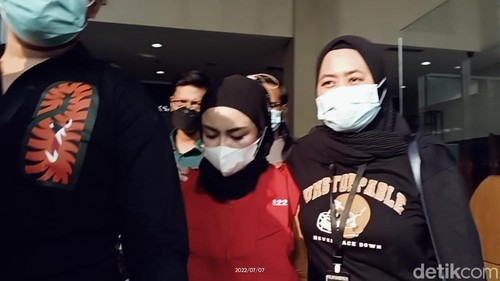 Medina Zein mengenakan rompi tahanan saat ditemui di Kejari Jakarta Selatan.