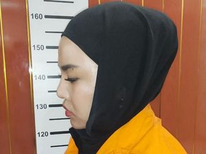 Mata Sembab Medina Zein saat Kenakan Rompi Tahanan