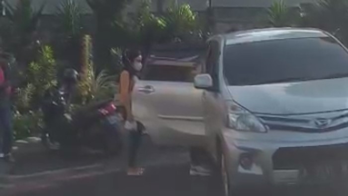 Medina Zein saat dijemput polisi, Kamis (7/7/2022).