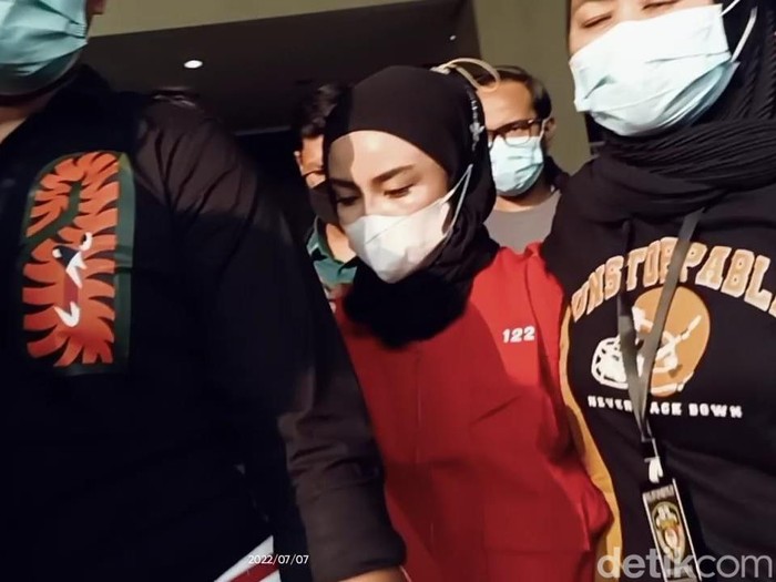 Medina Zein mengenakan rompi tahanan saat ditemui di Kejari Jakarta Selatan.