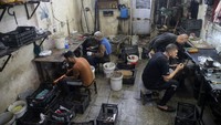 Begini kesibukan sejumlah tukang asah pisau di Kota Gaza, Palestina, Rabu, (6/7/2022). Menjelang Hari Raya Idul Adha mereka kebanjiran permintaan.