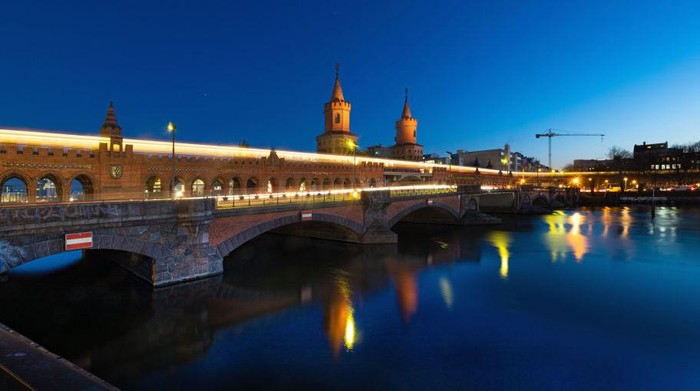 Menikmati Lansekap Blue Hour yang Menawan dari Langit Jerman Menikmati Lansekap Blue Hour yang Menawan dari Langit Jerman