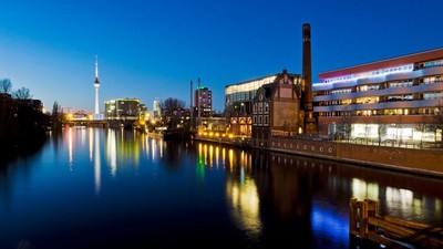 Potret Lansekap Blue Hour yang Menawan di Atas Langit Jerman