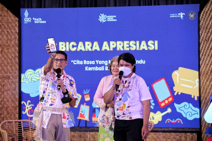 Menteri Pariwisata dan Ekonomi Kreatif (Menparekraf) Sandiaga Uno mengunjungi pelaku UMKM di Transmart Padang, Kota Padang, Sumatera Barat yang merupakan peserta dari program Apreasiasi Kreasi Indonesia (AKI) Padang 2022.