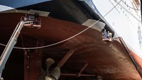 Sejumlah pekerja tengah melakukan pengerjaan kapal MSC World Europa.