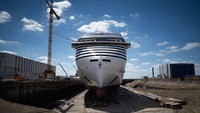 Penampakan kapal laut MSC World Europa sedang dibangun di galangan kapal Chantier de lAtlantique di Saint-Nazaire, Prancis barat, Selasa, (5/7/2022).