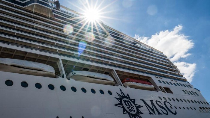 Mewah nan Canggih, Ini Kapal Pesiar Pertama Bertenaga LNG A employee works under a chandelier in a staircase of the MSC World Europa ocean liner, which is under construction at the